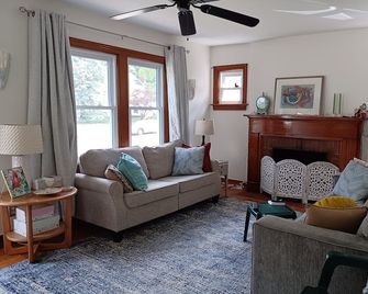 Cozy and Comfortable 1939 Cottage Close to Wittenberg, Shopping, Restaurants. - Springfield - Olohuone