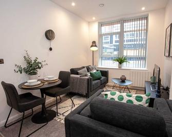 Fabulous 2 Bedroom Bolton Apartment - Bolton - Living room