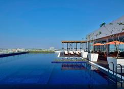 Marriott Executive Apartments Hyderabad - Hyderabad - Pool