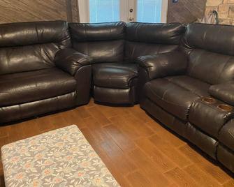 3-bedroom house in peaceful Wichita Falls with fitness, WiFi, office space. - Wichita Falls - Living room