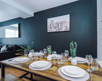 3 Bdr House by Eason Stays Short Wythenshawe - Rostherne - חדר אוכל