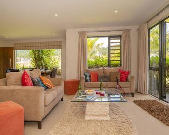 Villa 51 - Pauanui Holiday Home - Pauanui Beach - Sufragerie