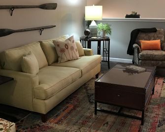 Light And Airy Contemporary Guest House With Private Deck And Parking. - Travelers Rest - Living room