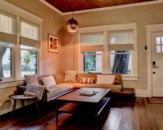 Quaint 1920's home w/ unique charm. - هيوستن - غرفة معيشة