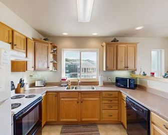 Oceanview home w/ Jetted tub and great location - near the port and beach access - Port Orford - Cocina