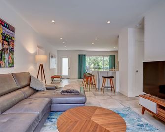 Heated Pool! Modern & Chic In Heart Of Fort Lauderdale! - Fort Lauderdale - Living room