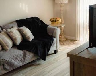 Cozy 1bedroom apt getaway near downtown - San Antonio - Phòng khách