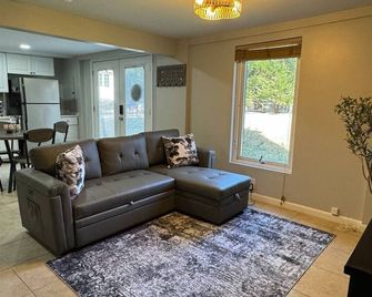 Stylish 1br Near Tysons, Wolf Trap & Metro Access - Tysons - Living room