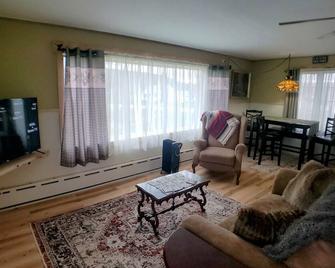 Welcome to Osborne Creek! - Harpursville - Living room