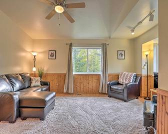 The Eagles Nest 3 Mi to Downtown Wasilla! - Wasilla - Living room