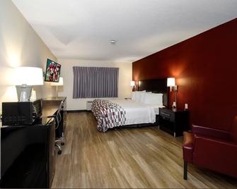 Holton Inn and Suites - Holton - Bedroom