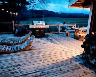 Private Waterfront on 6 Acres w/Swimming. Boats.Hot Tub.Fire Pit.Views. Hiking. - Prattsville - Restaurante