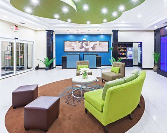La Quinta Inn & Suites by Wyndham Marshall - Marshall - Resepsjon