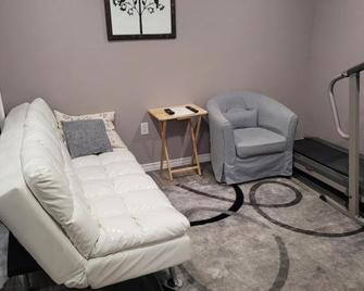 Adorable Studio Basement Suite in South Barrie - Barrie - Living room