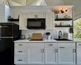 Dome 6 · Lakeside Luxury Dome Experience Private Hot Tub - West Bay - Cocina