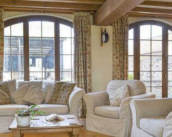 A red brick barn conversion situated on an arable farm with views of open countryside. - Shipton - Sala de estar