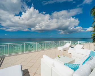 نادي ريجال بيتش - جورج تاون - شرفة