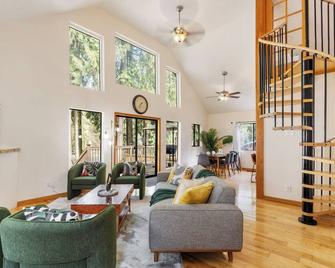 Riverfront w Cedar Hottub, Sauna, Movie Theatre - Granite Falls - Living room