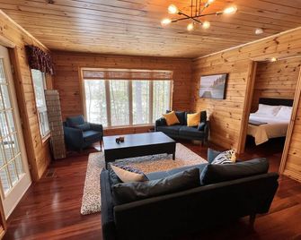 Lake Cottage/North Frontenac/All Season Getaway! - Cloyne - Living room