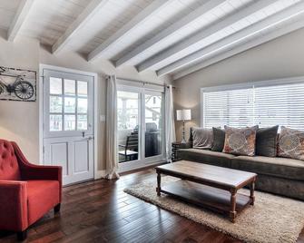 Clean & Close to Beach & Village with A/C-Loft & Garage - Corona del Mar - Living room