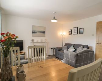THE CAIRN, pet friendly, character holiday cottage in Boat Of Garten - Boat Of Garten - Living room