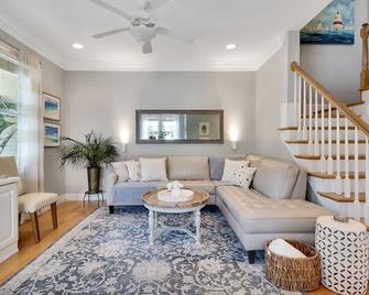 Hello Sunshine Townhome - Southport - Huiskamer