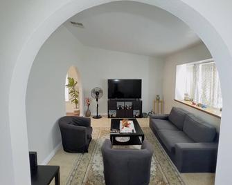 The Spanish Style Desert Oasis, A Star Gazers Dream - Ridgecrest - Living room
