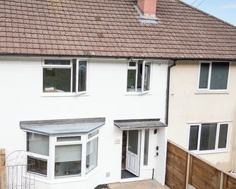Work Trips Made Easy 5 Beds Fast Wifi - Almondsbury - Building