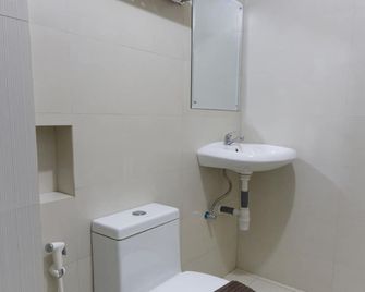 OYO 3309 Forrest Inn - Kediri - Bathroom