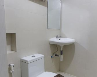 OYO 3309 Forrest Inn - Kediri - Bad