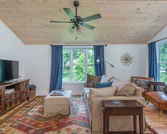 Creekside Cottage near Lake Tomahawk - Black Mountain - Wohnzimmer