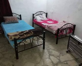 Trajan Guest House - Hostel - Mukawir - Schlafzimmer
