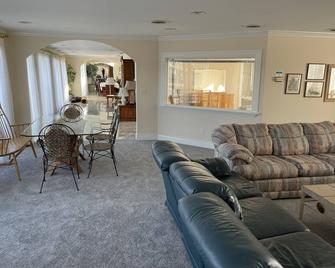 Penthouse Condo on the channel. Stunning views, walk to beach, watch the boats. - Charlevoix - Living room