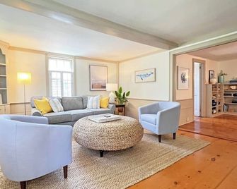 Downtown Edgartown, Prime Location, Sleeps 8 - Edgartown - Living room