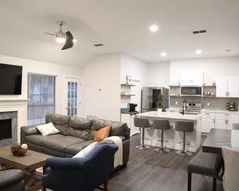 Spacious 3 BR near Percy Priest Lake - La Vergne - Living room