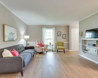 Sunset Stay Pet Friendly 2bed 1 bath - Murfreesboro - Living room