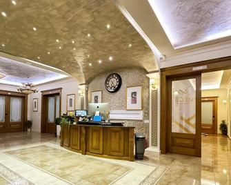 Hotel Era - פריסטינה - דלפק קבלה