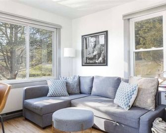 Hot tub, private deck, backyard, near Windham and Hunter ski resorts. - Hensonville - Sala de estar