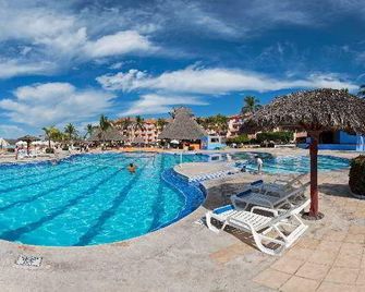 Los Angeles Locos - La Manzanilla - Pool