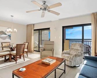 This charming resort is in enchanting Marco Island with AC, WiFi, and 2 TVs - Marco Island - Sala de estar