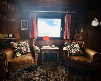 Cozy Forest Chalet Escape - Spa - Living room