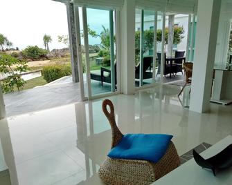 Romantic Beach-Front Pool Villa-3 - Amphoe Ko Lanta - Wohnzimmer