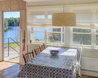 Gorgeous Home In Motala With Lake View - Motala - Essbereich