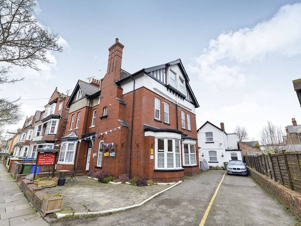 إفانهو جيست هاوس