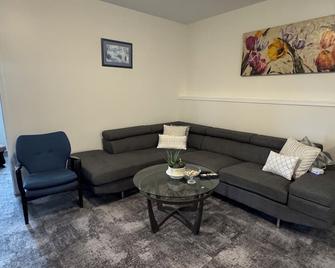 Brandon's Hanbury View - Brandon - Living room