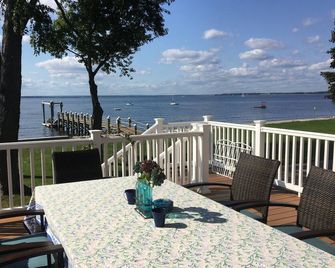Beachfront home. 3+bedrooms & 2 baths. Steps from Colt State Park/Bristol Beach - Bristol - Balkon