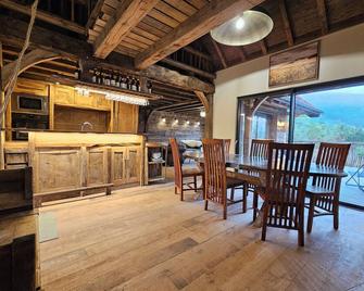 Gîte du Château du Clos Voucheot, grand spa de nage - La Bussiere-sur-Ouche - Salle à manger