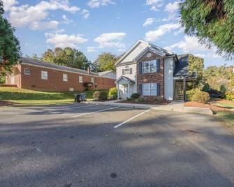 Apartment 3 Minutes from Downtown Asheboro! - Asheboro - Building