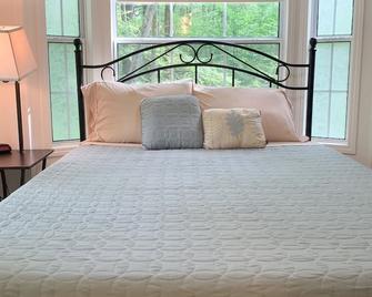 Cooperstown/Oneonta Getaway! Cottage #3- Old World Village - Maryland - Bedroom