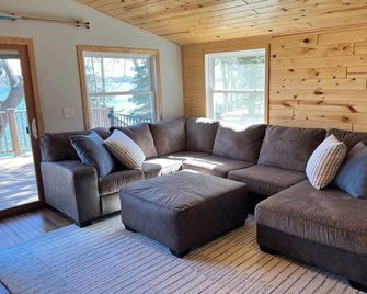Cozy Cedar Lake Cabin - Annandale - Living room
